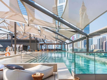 Piscina all'aperto, ombrelloni da piscina, lettini. 25hours Hotel Dubai One Central