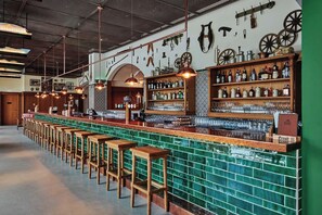 3 restaurantes; se sirven desayunos, comidas, cenas y brunch