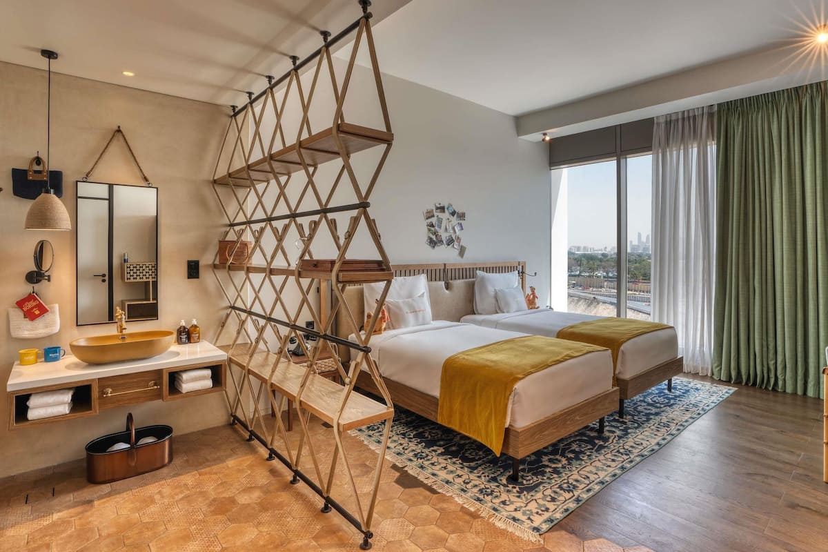 Quarto duplo, 2 camas de solteiro (Glamping) | Roupas de cama premium, frigobar (abastecido com itens grátis)