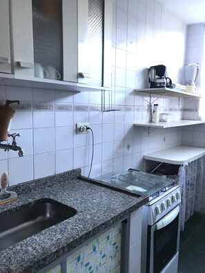 Een koelkast, een microgolfoven, een oven, een kookplaat