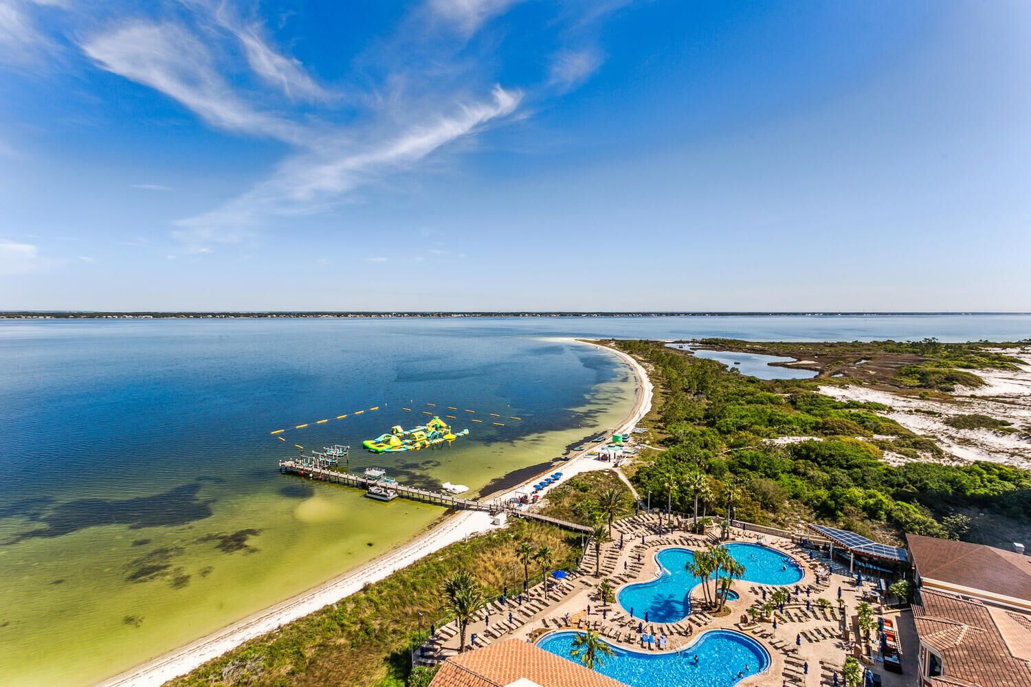 Een binnenzwembad en een verwarmd zwembad