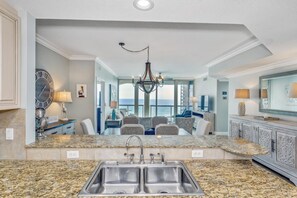 Microondas, lavavajillas, cafetera y tetera y tostadora 