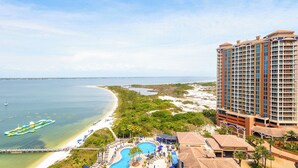 Ein Resort mit großem Pool, Zugang zum Strand und einem Hochhaus.