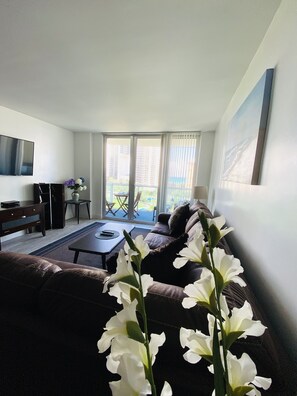 Smart TV, ping pong, books - Lovely Home! Paradise at Sunny Isles Beach! 2BD/2BTH Ocean View Beach Condo. (Sunny Islas Beach)