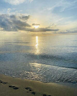 En la playa, sillas reclinables de playa, toallas de playa