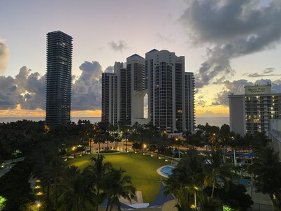 Lovely Home! Paradise at Sunny Isles Beach! 2BD/2BTH Ocean View Beach Condo.