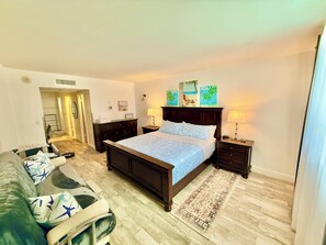 2 Schlafzimmer, Schreibtisch, Bügeleisen/Bügelbrett, Reisekinderbett