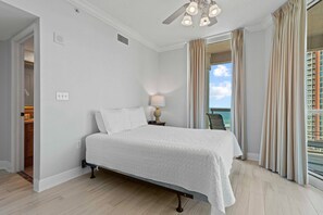 3 bedrooms, iron/ironing board, WiFi, bed sheets - P1-1104 - Great 3B at Portofino - Close to Beach! (Pensacola Beach)