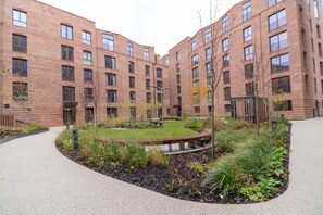 Appartement Luxe, salle de bains privée (Free Parking) | Jardin