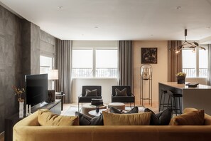 Luxury Apartment, Private Bathroom (Free Parking) | Lounge