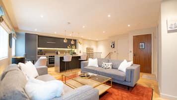 Luxury Apartment, Private Bathroom (Free Parking No. 15) | Lounge