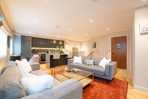 Appartement luxueux, salle de bain privée (Free Parking No. 15) | Bar-salon