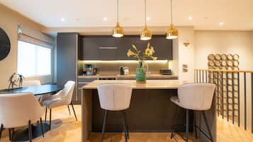 Luxury Apartment, Private Bathroom (Free Parking No. 15) | Dining