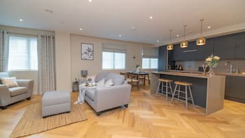 Luxury Apartment, Private Bathroom (Free Parking) | Lounge