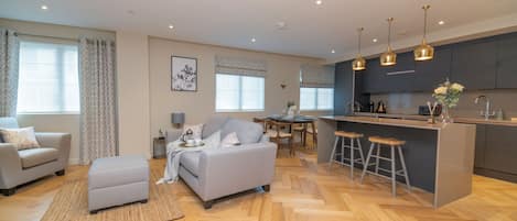 Luxury Apartment, Private Bathroom (Free Parking) | Lounge