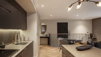 Luxury Apartment, Private Bathroom (Free Parking) | Private kitchen