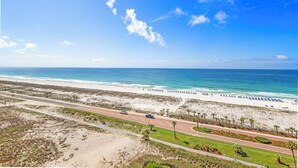 Una strada costiera con una spiaggia e l'oceano sullo sfondo.