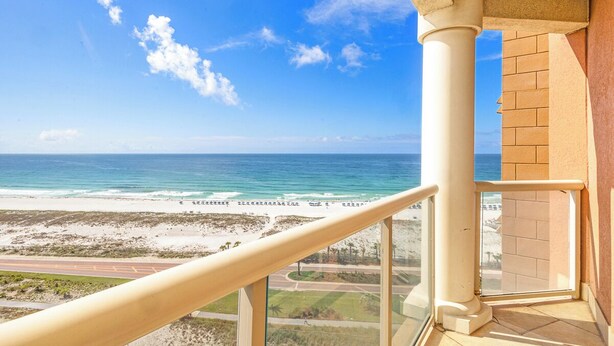 Un balcone con vista libera sulla spiaggia e sull'oceano.