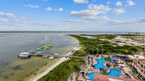 Resort com piscina, praia e barcos.