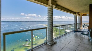 Un balcon avec vue sur l’océan et une plage.