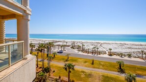 Un balcón con vista a la playa y al océano.