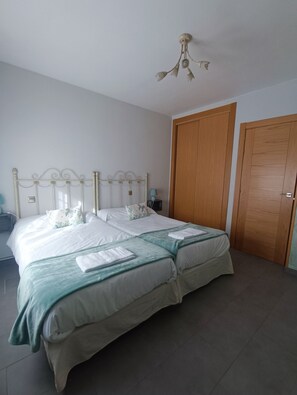 4 habitaciones, cuna de viaje, wifi gratis y ropa de cama