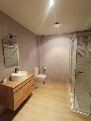 Baignoire, séchoir à cheveux, bidet, serviettes fournies