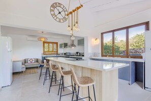 Een koelkast, een microgolfoven, een oven, een vaatwasser