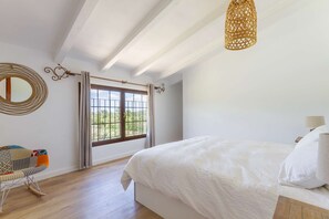 3 bedrooms, iron/ironing board, free WiFi, bed sheets