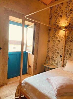 1 habitación, tabla de planchar con plancha, wifi y ropa de cama 