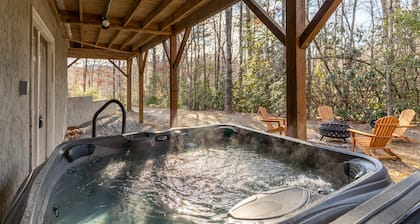 Leafy Way Lodge - private log home, hot tub, fire pit, 30min to skiing