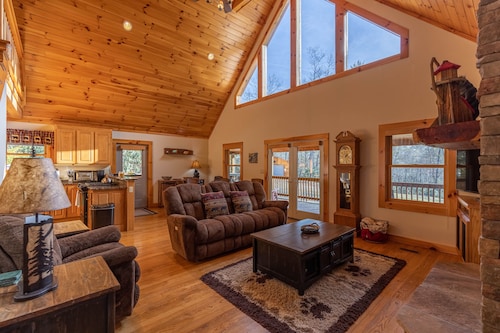 Leafy Way Lodge - private log home, hot tub, fire pit, 30min to skiing