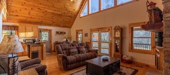 Leafy Way Lodge - private log home, hot tub, fire pit, 30min to skiing