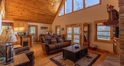 Leafy Way Lodge - private log home, hot tub, fire pit, 30min to skiing