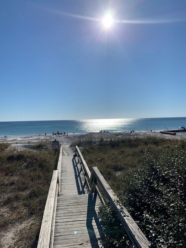 The Perch- FREE Golf Cart! Recently Updated, Sleeps 5, 1.5blocks from the beach.