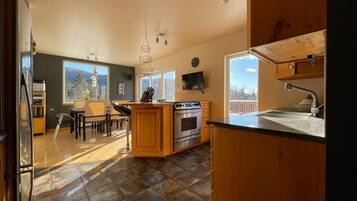 Coffee/tea maker, fridge, microwave, oven