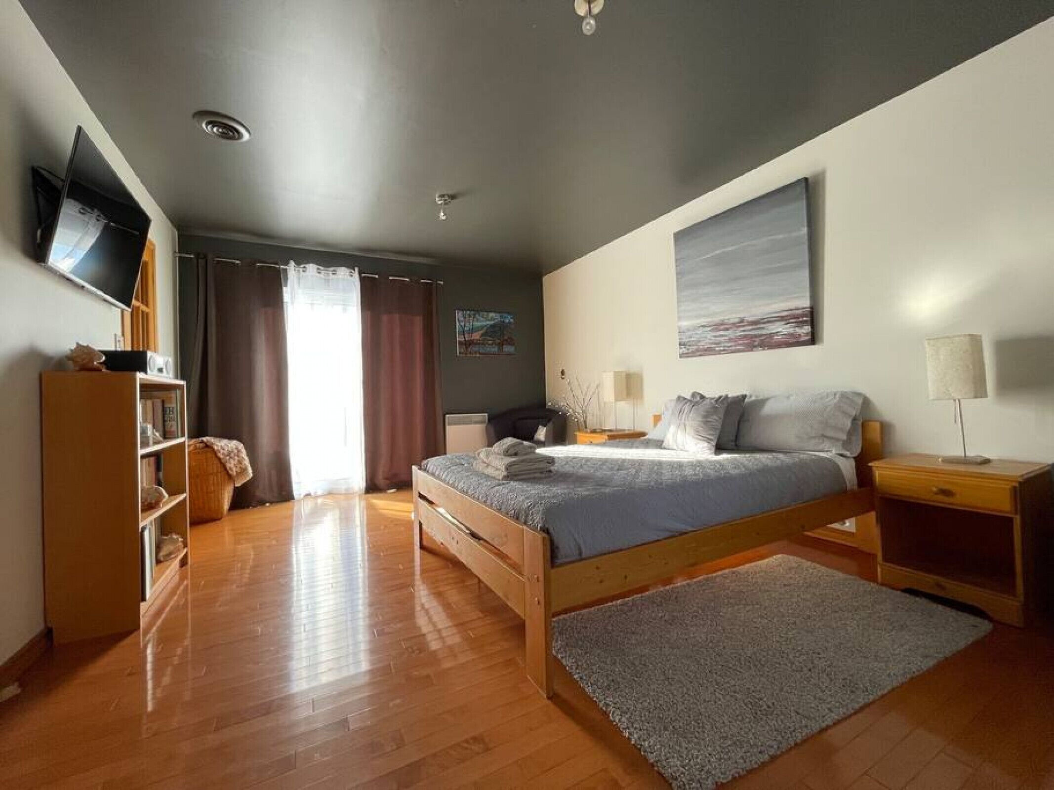 3 bedrooms, desk, iron/ironing board, WiFi (free)