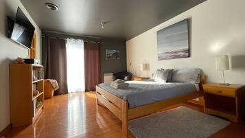 3 bedrooms, desk, iron/ironing board, WiFi (free)