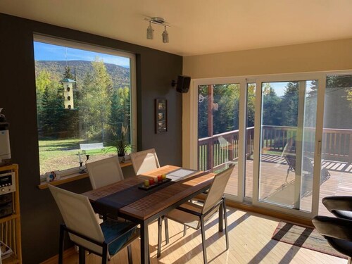 Maison isolée et chaleureuse dans la montagne.