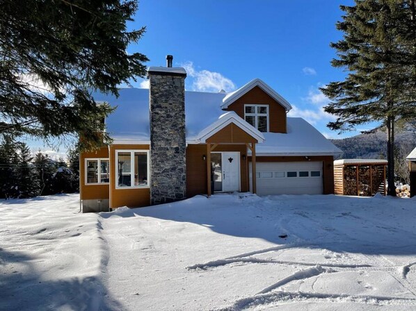 Exterior - Maison isolée et chaleureuse dans la montagne. (Sainte-Brigitte-de-Laval)