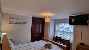 2 Schlafzimmer, Schreibtisch, Bügeleisen/Bügelbrett, Reisekinderbett