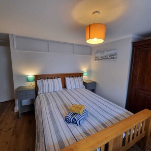 2 Schlafzimmer, Schreibtisch, Bügeleisen/Bügelbrett, Reisekinderbett