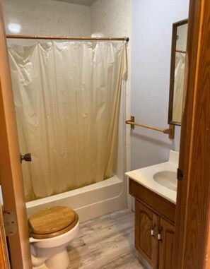 Dusch, handdukar, tvål och toalettpapper