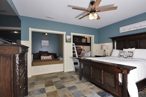 4 bedrooms, desk, iron/ironing board, free WiFi