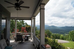Terrace/patio - High-end large private home with amazing long-range views, close to Lake Chatuge (Hayesville)