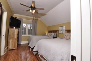 4 bedrooms, desk, iron/ironing board, free WiFi