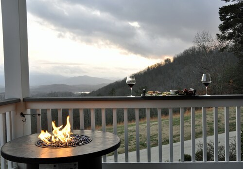 High-end large quiet home with amazing long-range views, close to Lake Chatuge