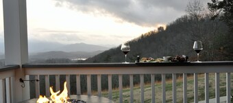 High-end large quiet home with amazing long-range views, close to Lake Chatuge