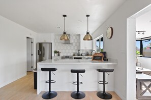 Réfrigérateur, four à micro-ondes, un four, surface de cuisson