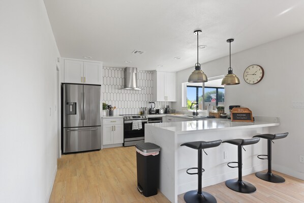 Refrigerador, microondas, horno y parrilla de estufa 